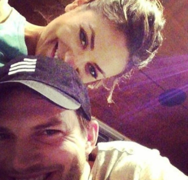 Mila Kunis - Ashton Kutcher: Επισημοποίησαν τη σχέση τους! Δες το δαχτυλίδι αρραβώνων - εικόνα 5