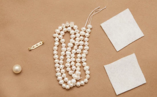 DIY Project: Πώς θα φτιάξεις τη δική σου ultra chic καρφίτσα με πέρλες