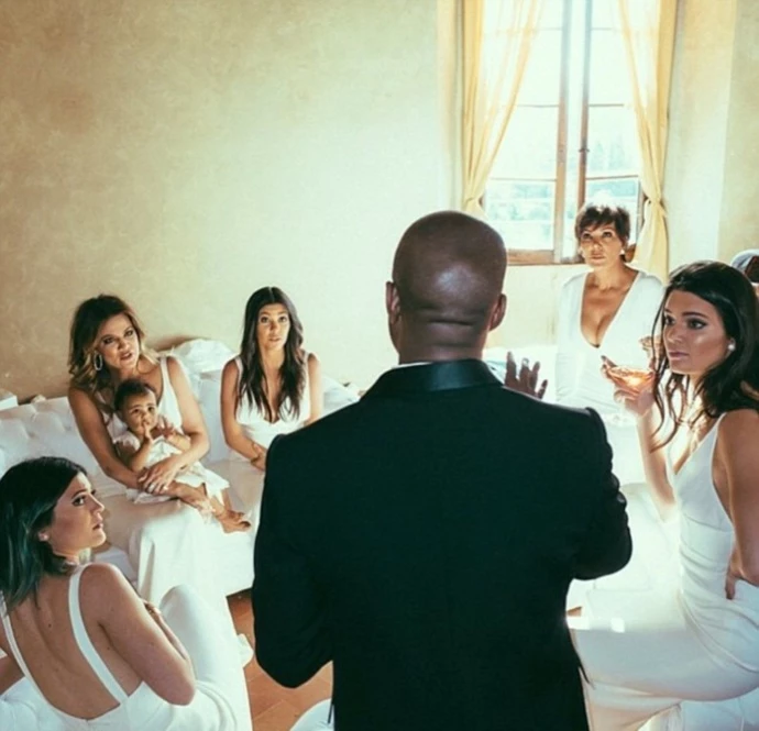 Kim Kardashian: Η πρώτη φωτογραφία της οικογένειας στα social media  - εικόνα 2