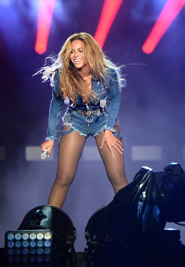 Η Beyonce με playsuit Diesel Venice στη σκηνή - εικόνα 2
