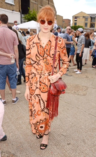 Η Florence Welch αποκαλύπτει το τέλειο αξεσουάρ για το boho φόρεμα - εικόνα 2