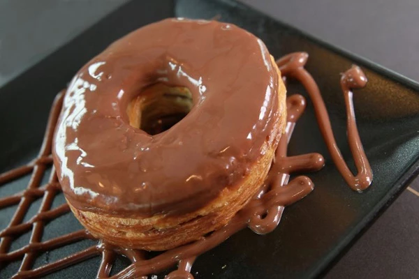 Cronut: Η νέα μόδα στα γλυκίσματα ήρθε στην Ελλάδα