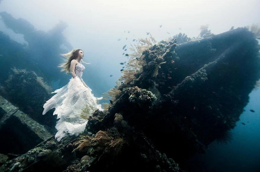 Φωτογράφιση μόδας 25 μέτρα κάτω από τη θάλασσα