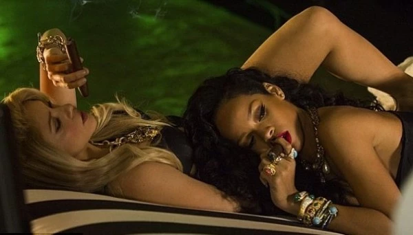 Rihanna - Shakira: Το πιο σέξι video clip! | Celebrities Ειδήσεις