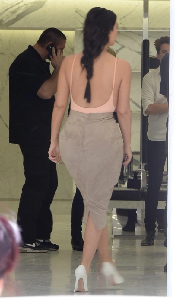 H σέξι εμφάνιση της Kim Kardashian στο Παρίσι - εικόνα 3