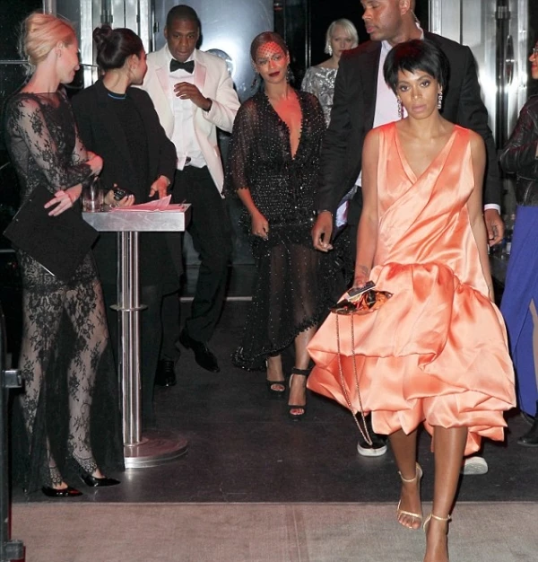 Video: H άγρια επίθεση της Solange Knowles στον Jay Z - εικόνα 2
