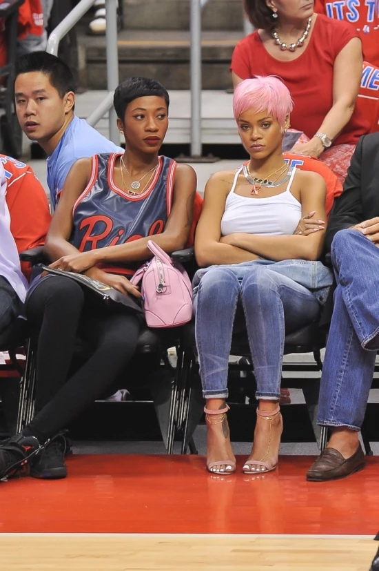Rihanna: Με ροζ μαλλιά στο γήπεδο! - εικόνα 4