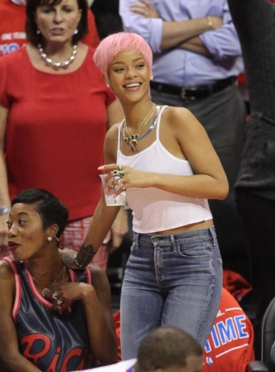 Rihanna: Με ροζ μαλλιά στο γήπεδο! - εικόνα 2
