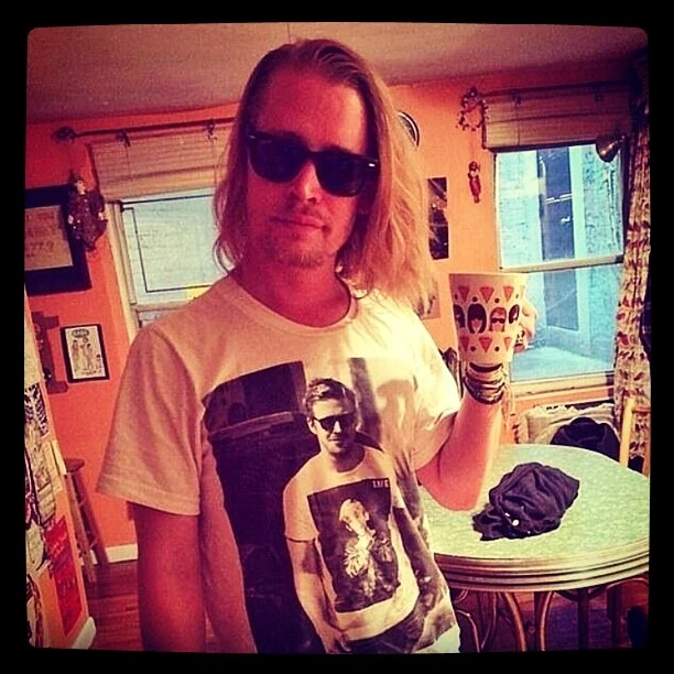 Ο Ryan Gosling με T-shirt που απεικονίζει τον Macaulay Culkin με T-shirt Ryan Gosling - εικόνα 2
