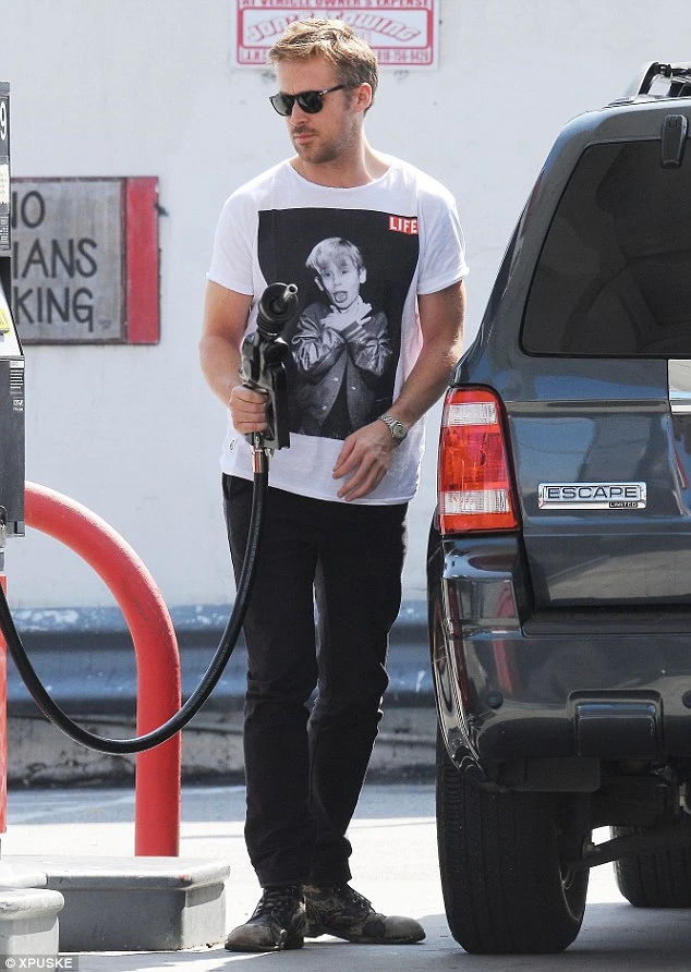 Ο Ryan Gosling με T-shirt που απεικονίζει τον Macaulay Culkin με T-shirt Ryan Gosling