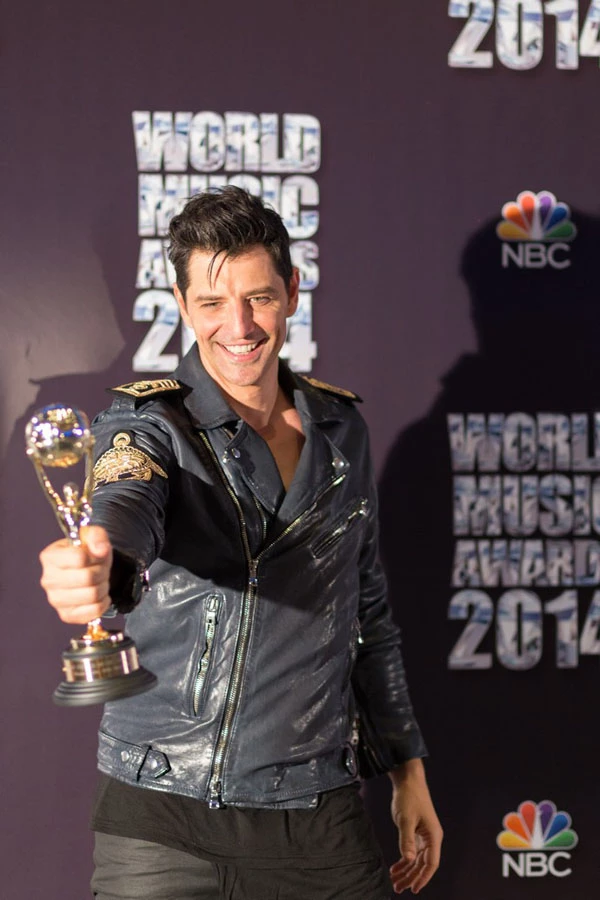 Ο Σάκης Ρουβάς στη σκηνή των World Music Awards