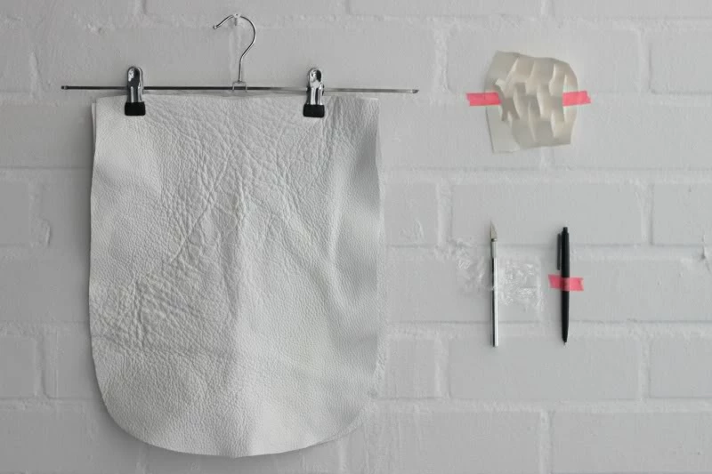 DIY Project: Πώς να φτιάξεις μία trendy δερμάτινη τσάντα με σκισίματα