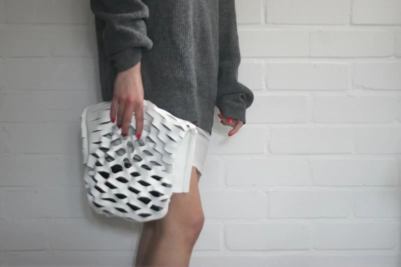 DIY Project: Πώς να φτιάξεις μία trendy δερμάτινη τσάντα με σκισίματα - εικόνα 4