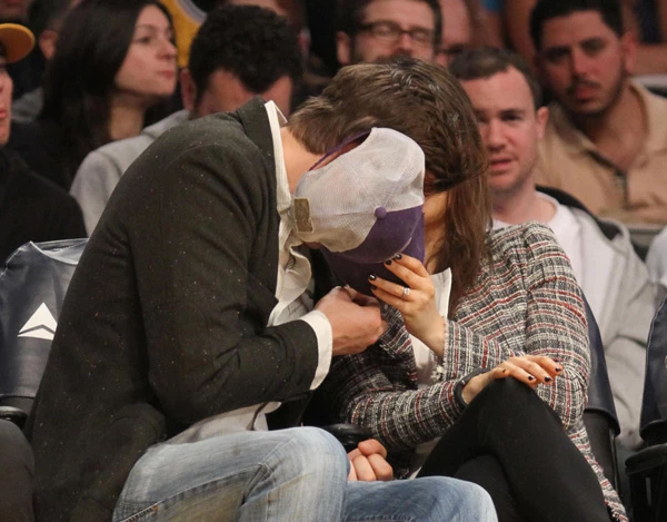 Mila Kunis - Ashton Kutcher: Φιλιά στο γήπεδο - εικόνα 3