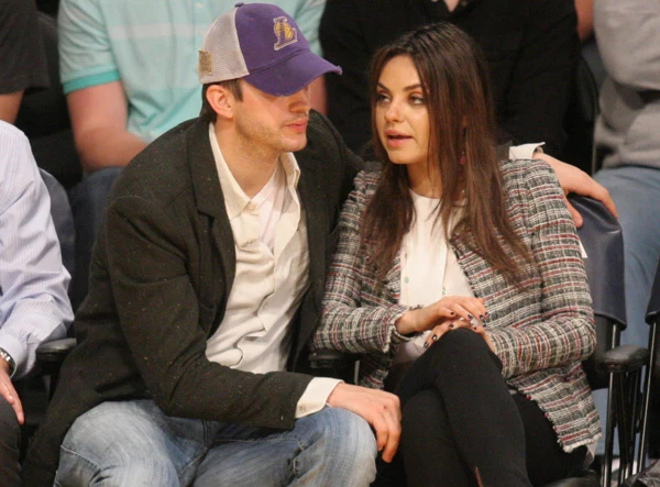 Mila Kunis - Ashton Kutcher: Φιλιά στο γήπεδο - εικόνα 2