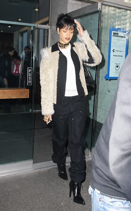 Η Rihanna σου δείχνει πώς να φορέσεις τη γούνα στην αλλαγή της σεζόν