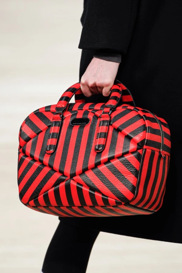 Bag Report: Oι ωραιότερες τσάντες που είδαμε στις Εβδομάδες Μόδας - εικόνα 3