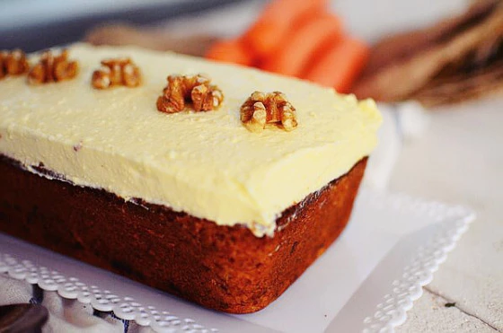 Συνταγή για carrot cake με γλάσο από τυρί κρέμα