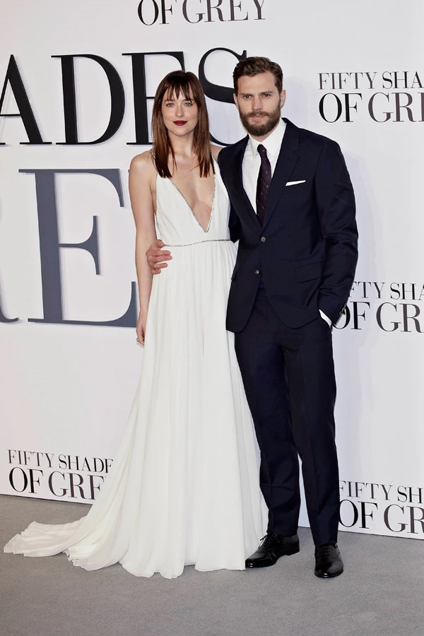 Το φόρεμα της Dakota Johnson έκλεψε την παράσταση στην πρεμιέρα του “Fifty shades of Gray” στο Λονδίνο - εικόνα 2