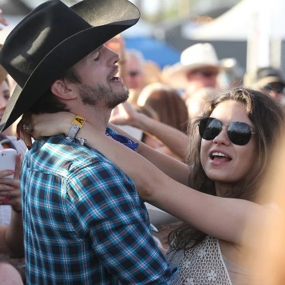 O Ashton Kutcher και η έγκυος Mila Kunis στο Stagecoach Music Festival