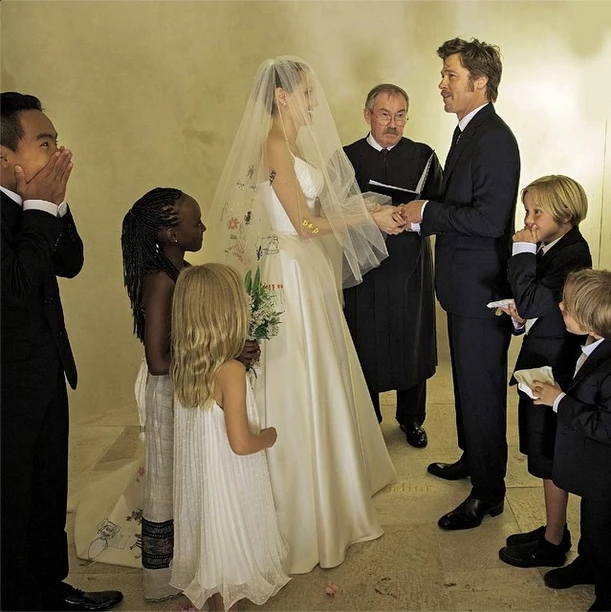 H Angelina Jolie μοιράστηκε μια φωτογραφία από τον γάμο της με τον Brad Pitt.