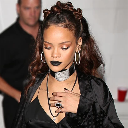 Rihanna: Επαναπροσδιορίζει το μικρό μαύρο φόρεμα