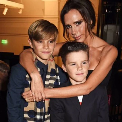 Η Victoria Beckham με τους γιους της Cruz, Romeo στην πρεμιέρα του Burberry film