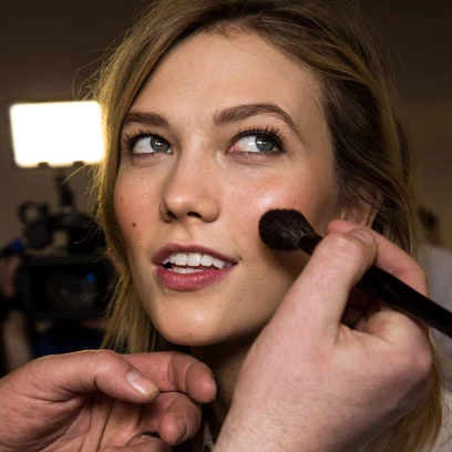 Ο σωστός τρόπος να φορέσεις το ρουζ ανάλογα με το σχήμα του προσώπου σου