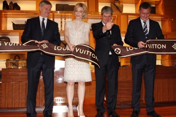 H Cate Blanchett εγκαινιάζει το νέο κατάστημα Louis Vuitton 