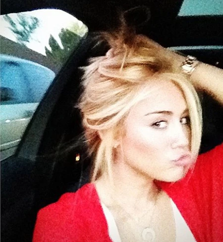 Η Miley Cyrus είναι πλέον ξανθιά!