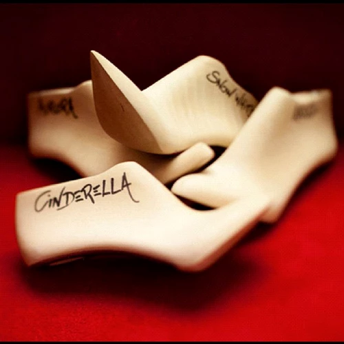 Ο Christian Louboutin σχεδιάζει τα παπούτσια της Cinderella