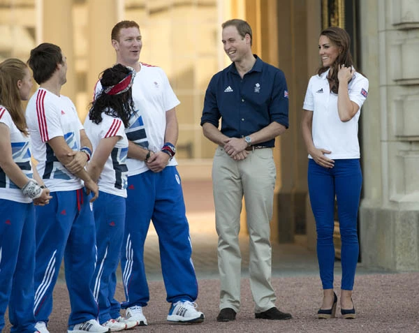 Η Kate Middleton με παντελόνι Zara στην τελετή για την παραλαβή της Ολυμπιακής φλόγας! - εικόνα 2