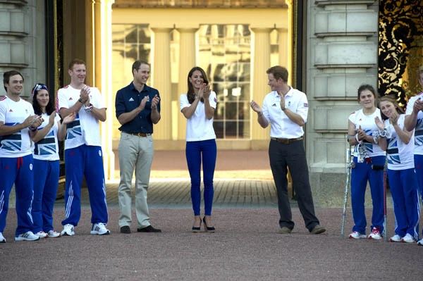Η Kate Middleton με παντελόνι Zara στην τελετή για την παραλαβή της Ολυμπιακής φλόγας! - εικόνα 3
