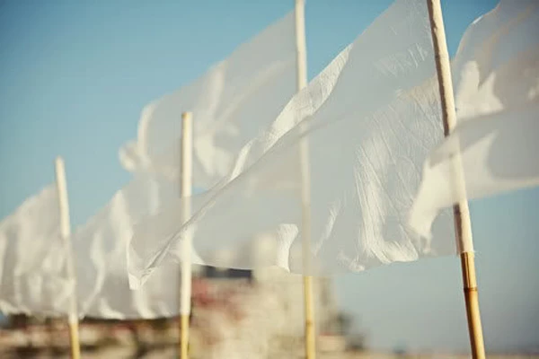Beach Wedding: Πώς θα οργανώσεις τον πιο stylish καλοκαιρινό γάμο