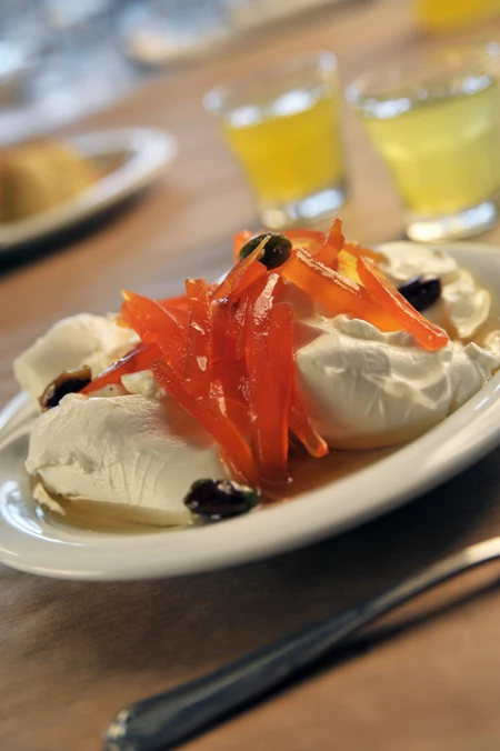 Παστίτσιο, πιπεριές γεμιστές, γλυκό καρότο με γιαούρτι: Παραδοσιακές ελληνικές συνταγές με ένα σύγχρονο twist - εικόνα 3