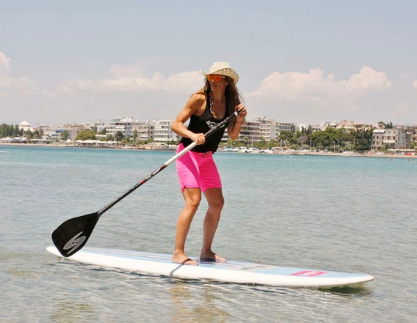 Μάθε Stand up Paddling με την Ελένη Πετρουλάκη!