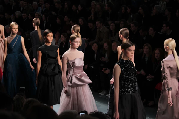 Fashion Report από το Παρίσι: Στο show του οίκου Dior - εικόνα 3