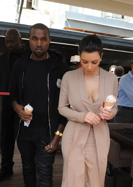 How sweet! Kim Kardashian και Kanye West τρώνε παγωτό - εικόνα 3