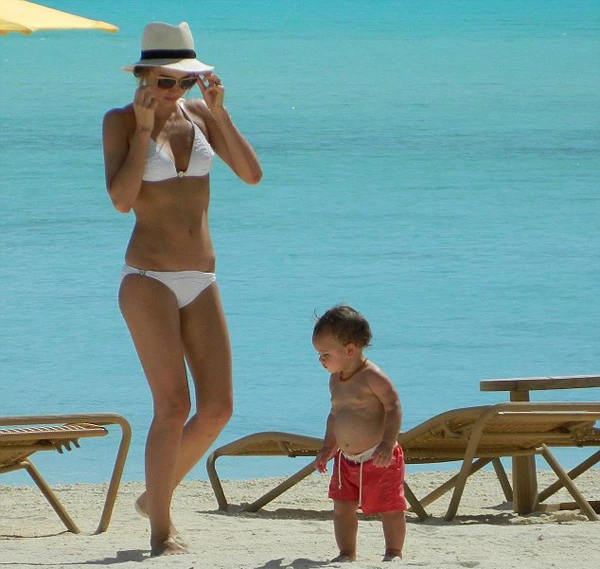 Η Miranda Kerr με μαγιό παίζει στην άμμο