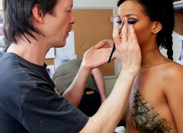 Η Rihanna topless για το νέο της video clip