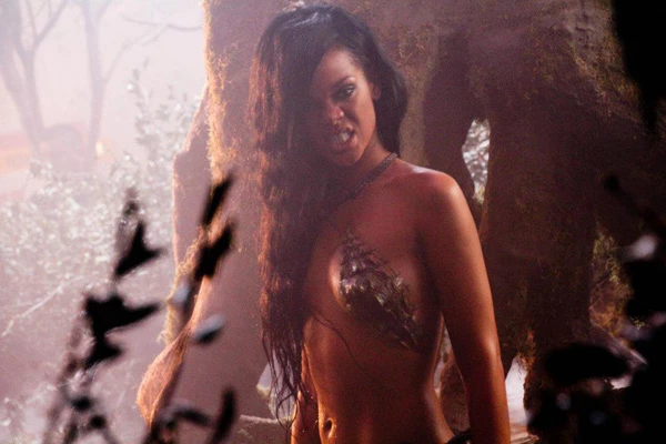 Η Rihanna topless για το νέο της video clip - εικόνα 2