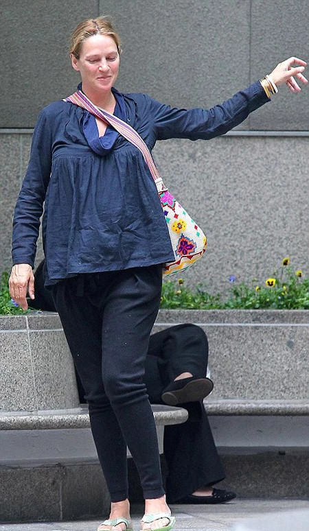 Η έγκυος Uma Thurman με παντόφλες και ρηχτά ρούχα - εικόνα 2