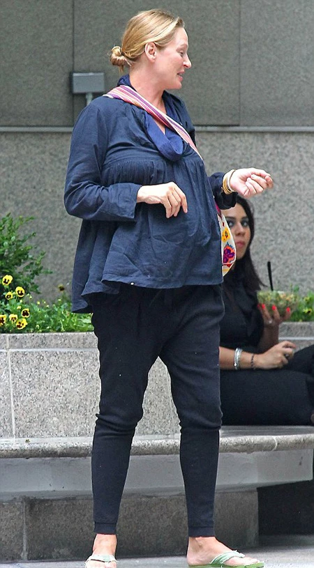 Η έγκυος Uma Thurman με παντόφλες και ρηχτά ρούχα