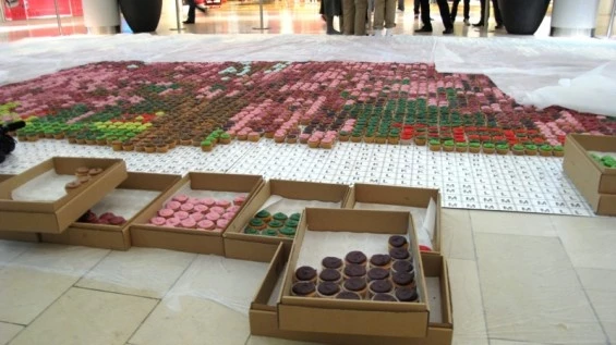 Μια ανθισμένη κερασιά από 10.000 cupcakes!  - εικόνα 2