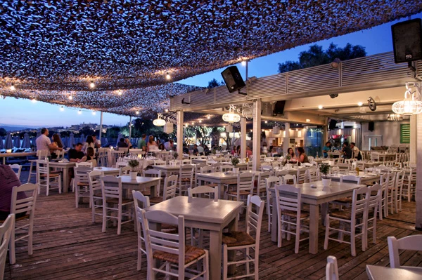 Η Summer version του μεζεδοπωλείου «Ελλάδος Εικόνες»