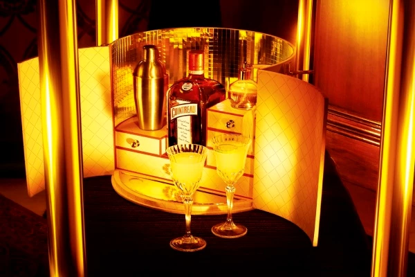 Η Dita Von Teese μας παρουσιάζει το My Cointreau Travel Essentials