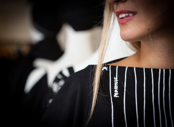 Η Ορσαλία Παρθένη σχεδιάζει ένα συλλεκτικό T-shirt dress για τα γενέθλια του MissBloom.gr - εικόνα 2
