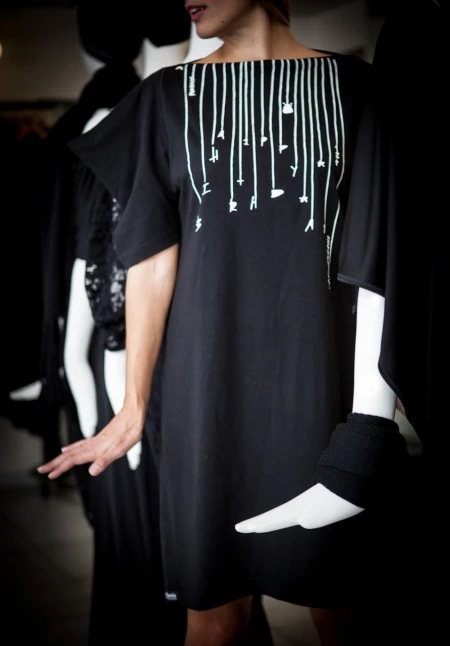 Η Ορσαλία Παρθένη σχεδιάζει ένα συλλεκτικό T-shirt dress για τα γενέθλια του MissBloom.gr