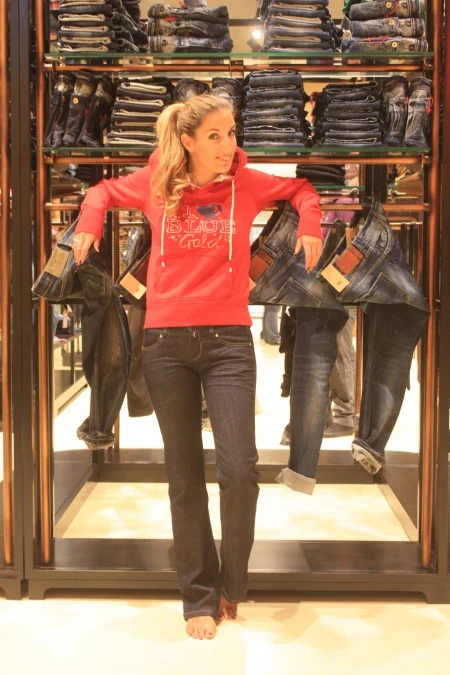 Η fashion editor του MissBloom.gr Έφη Καρύδη πάει για ψώνια στο Staff Jeans & Co - εικόνα 4
