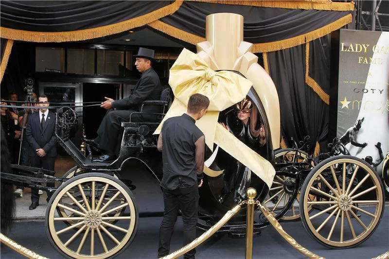 H Lady Gaga, ένα άλογο και μια άμαξα σε σχήμα μπουκαλιού ανατρέπουν τα δεδομένα στην παρουσίαση αρώματος
